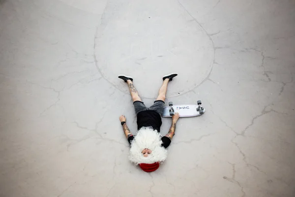 スケート ボードで横になっているサンタ クロース — ストック写真