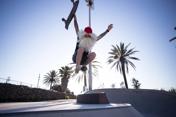 Santa Klaus na koni skateboard — Stock fotografie