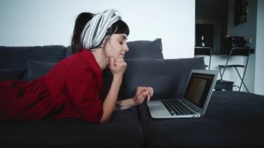 Genç güzel esmer Bayan