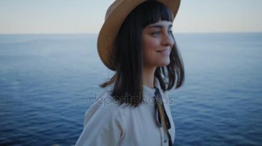 Kayalarda gülümseyen esmer kız yürüyor