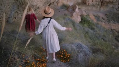 İki küçük kız kayalarda yürümek