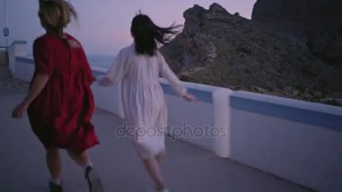 Doğa parkında iki en iyi arkadaş kız kaçtı