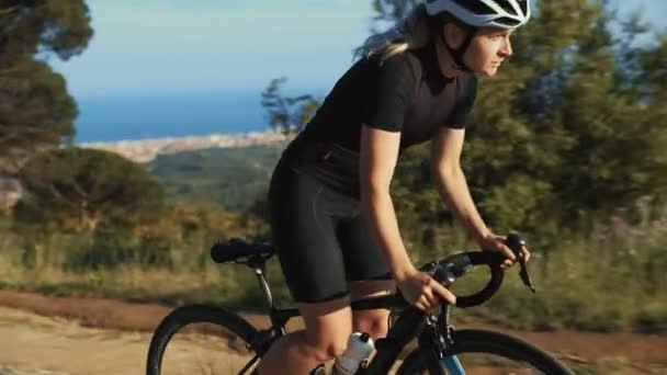 Retrato de cerca de la mujer ciclista fuerte — Vídeos de Stock