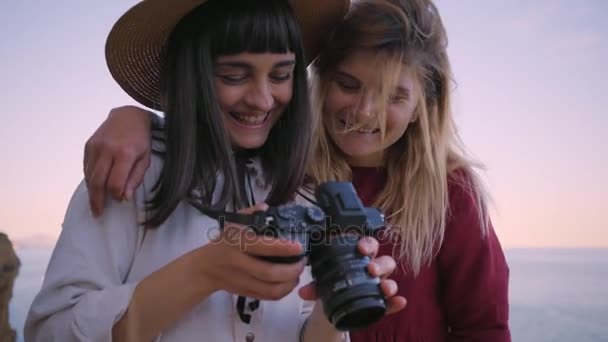 Portret dwóch najlepszych przyjaciół dziewcząt — Wideo stockowe