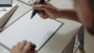 Genç sanatçı studio çizer