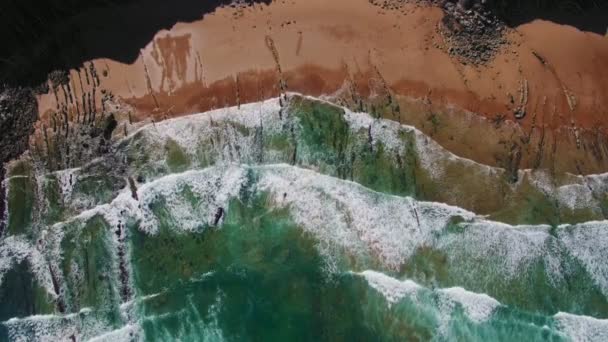 Drone tiro de olas rodando en la orilla — Vídeos de Stock