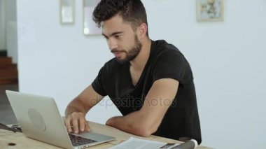 Genç öğrenci çalışmalarının hipster kafe içinde laptop