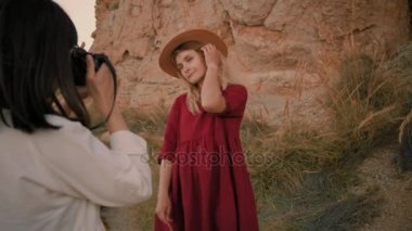 Fotoğraf ateş Kırmızı elbiseli sarışın model ile