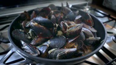 Yemek lezzetli deniz ürünleri midye ile hazırlama