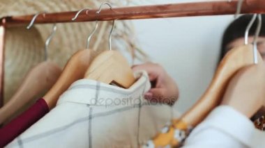 Çekici bir kadın onu gardırop aracılığıyla gider