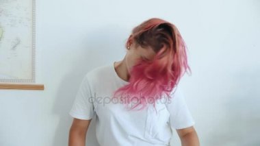 Çekici kadın pembe saçlı çalış