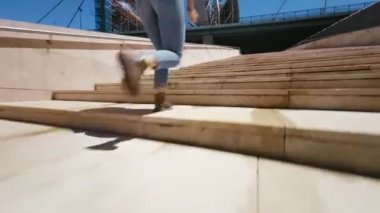 Sarışın kadın adımları yukarı ve aşağı çalışır