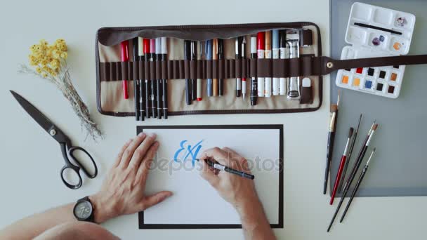 Bovenaanzicht van kalligrafie kunstenaar werken — Stockvideo