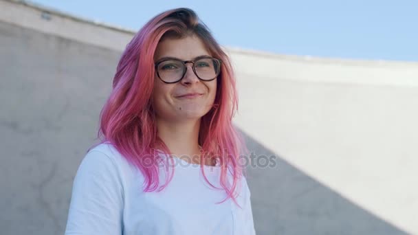 Mulher bonita com sorrisos de cabelo rosa — Vídeo de Stock