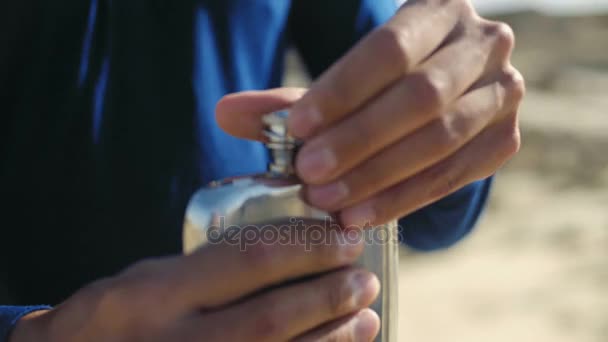 L'homme fatigué boit les dernières gouttes d'eau du flacon — Video