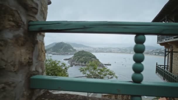 Vue sur la mer au nord de la ville depuis une colline — Video