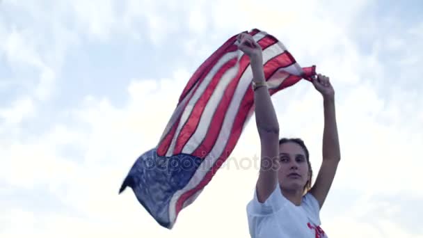 Hermosa chica rubia y bandera americana — Vídeo de stock