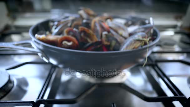 Смачні смачні парові мідії на сковороді — стокове відео
