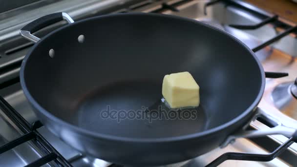 Poêle au wok avec beurre fondu chaud — Video
