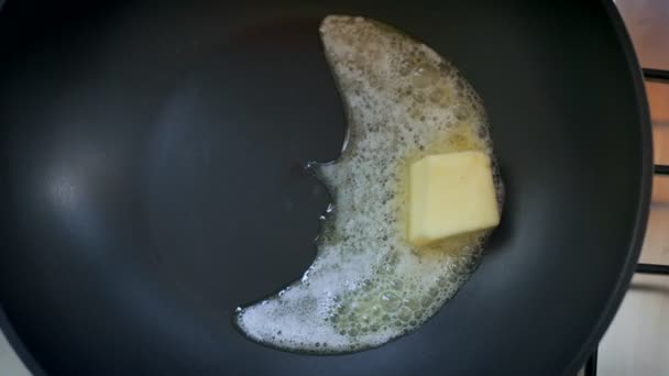 Wokpfanne mit heißer, schmelzender Butter — Stockvideo