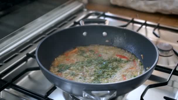 Zubereitung von Gericht mit Meeresfrüchten leckere Muscheln — Stockvideo