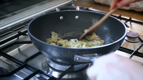 准备炒蔬菜酱的过程 — 图库视频影像