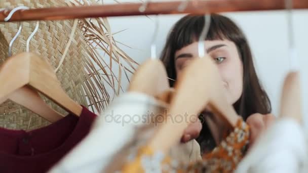 Femme attrayante passe par sa garde-robe 