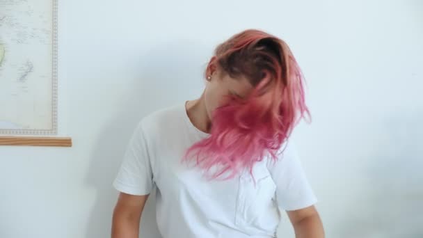Привлекательная женщина играет с розовыми волосами — стоковое видео