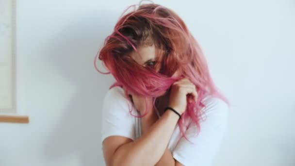 Atrakcyjna kobieta odgrywa z różowymi włosami — Wideo stockowe