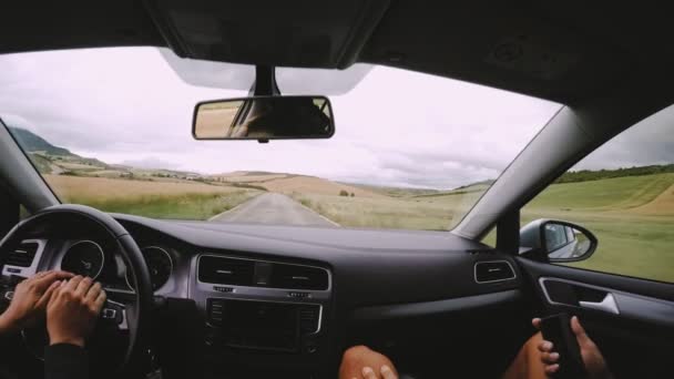 Blick aus dem Inneren des Autos auf fahrendes Paar — Stockvideo