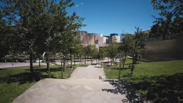 Широкоугольный снимок человека, спускающегося по ступенькам парка — стоковое видео
