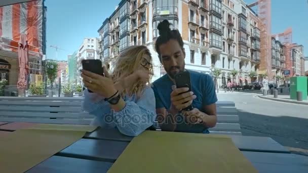 Couple relaxant sur terrasse café extérieur — Video