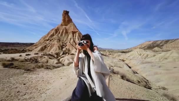 Girl in traditional outfit in desert with camera — Stock Video