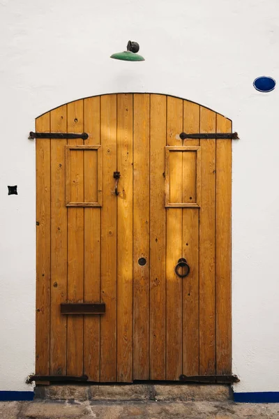 Vanha puinen ovi — kuvapankkivalokuva