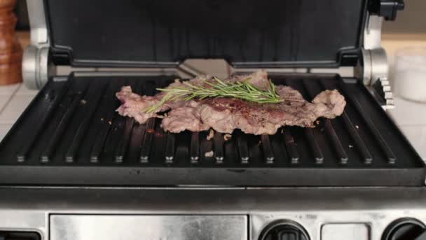 Tasty meat loaf of beef on electric grill — Stock Video