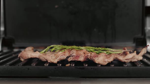Sabroso pastel de carne de res en la parrilla eléctrica — Vídeos de Stock