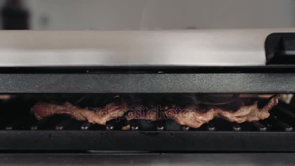 전기 그릴에 쇠고기의 맛 있는 고기 덩어리 — 비디오