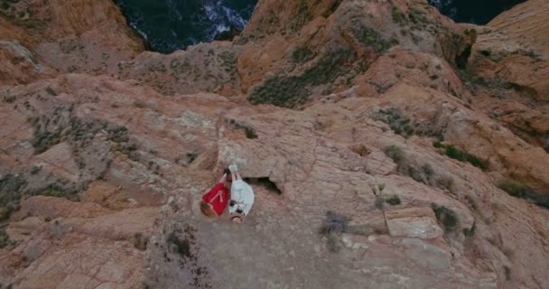 2 つの女性の友人が山脈を探索します。 — ストック動画