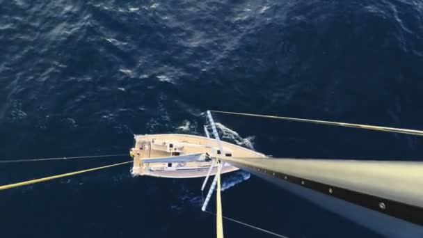 Extremo tiro de vela desde la parte superior del mástil — Vídeo de stock