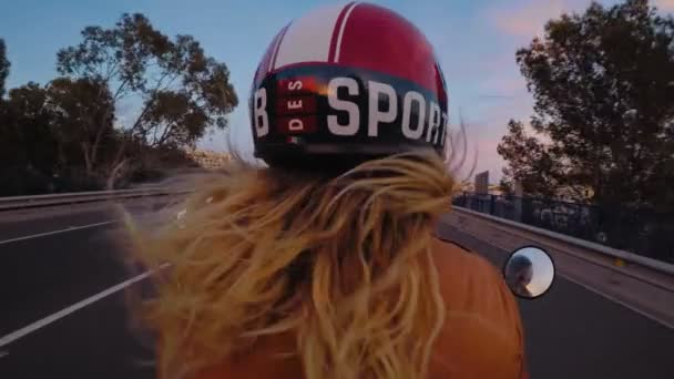 Скутер їзда в сутінки — стокове відео