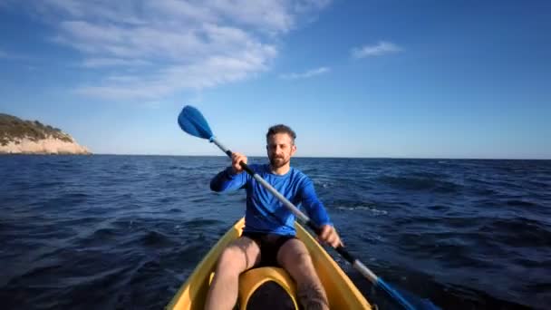 Kayaking in wavy sea — Stock Video