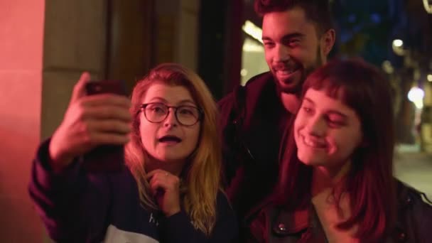 Selfie на вулицях вночі — стокове відео
