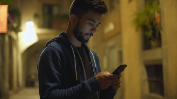 Mensajes de texto por la noche en calles vacías — Vídeo de stock