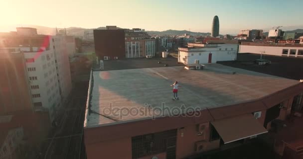 Pattinaggio sul tetto al tramonto — Video Stock