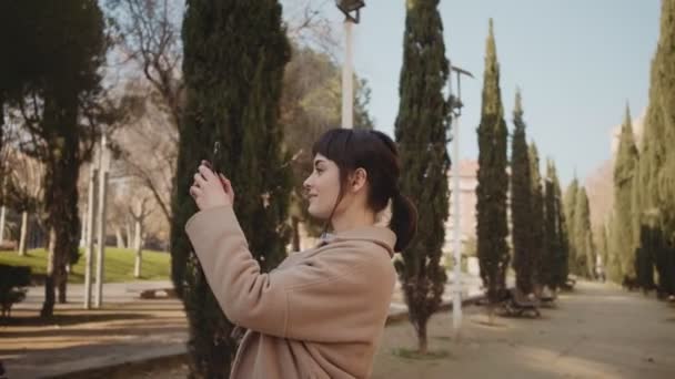 Menina caminha no parque — Vídeo de Stock