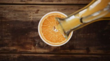 Portakal suyu seramik fincan içine dökme Üstten Görünüm