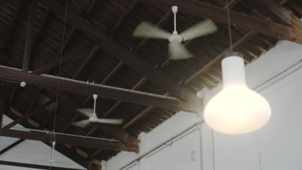 Görünüm birden çok tavanda üfleme hava fanlar — Stok video