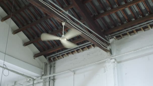 Ventilador que trabaja en edificio industrial — Vídeos de Stock