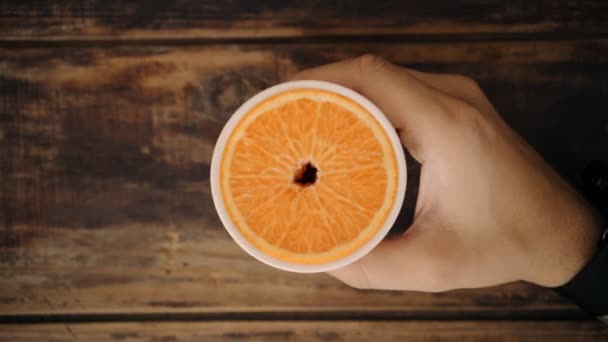 Pohled shora ruky s skla a oranžové řezy uvnitř — Stock video