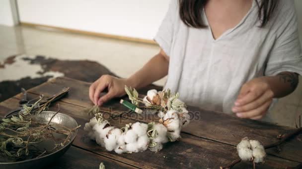 Zblízka ženské ruce práce na bavlnu věnec — Stock video
